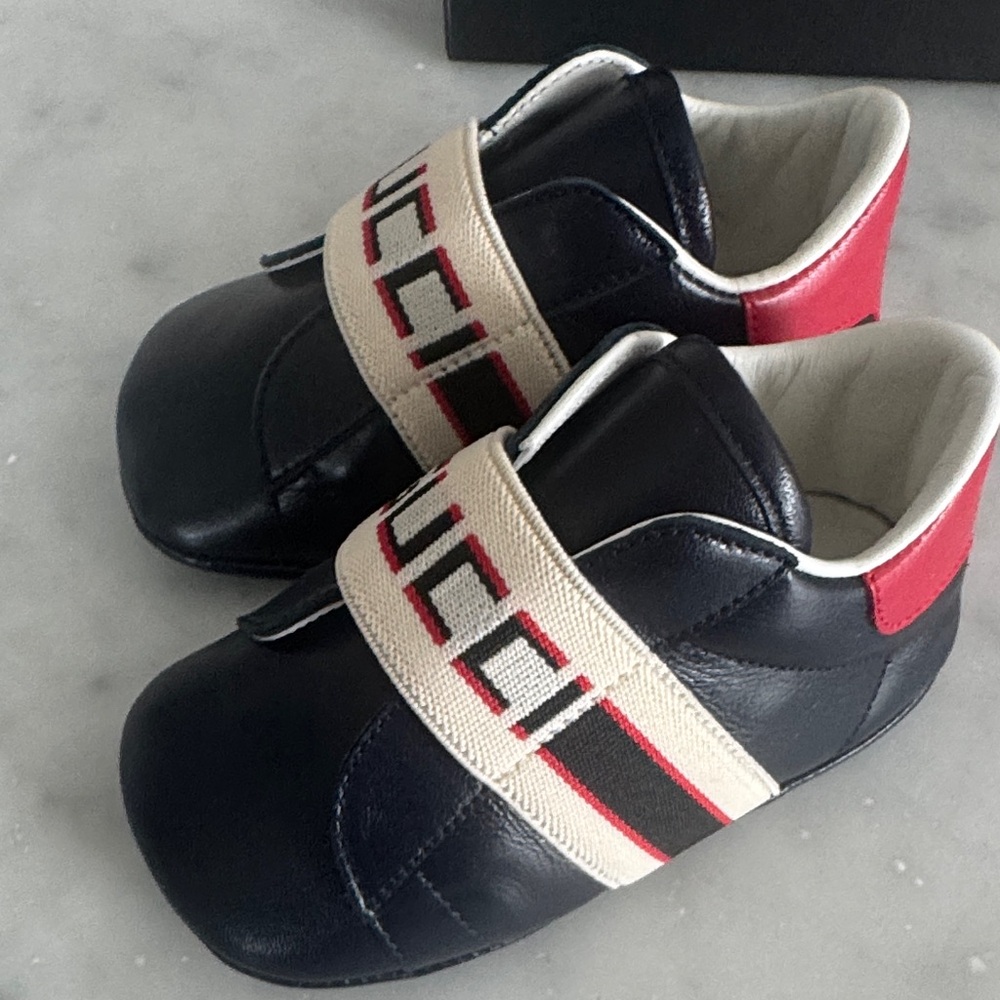 Gucci Navy Leather Baby Sneakers with Logo Strap - Picture 3 of 6